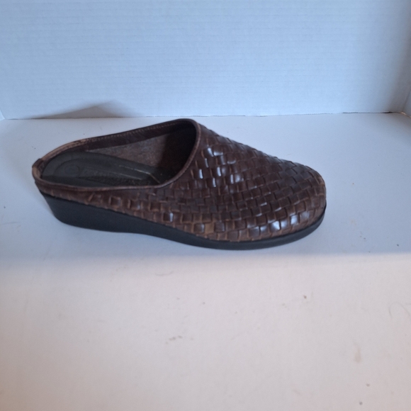 Predictions Brown Woven Mules - Picture 3 of 7